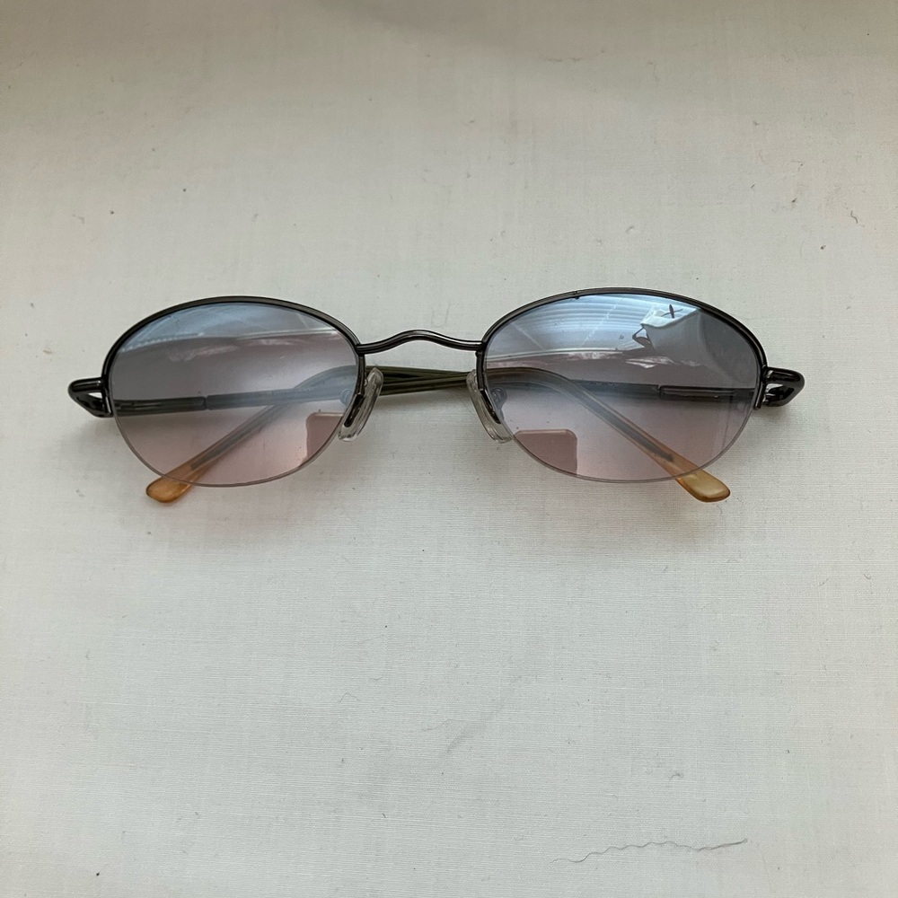 Stylish Oval Sunglasses with Tinted Lenses